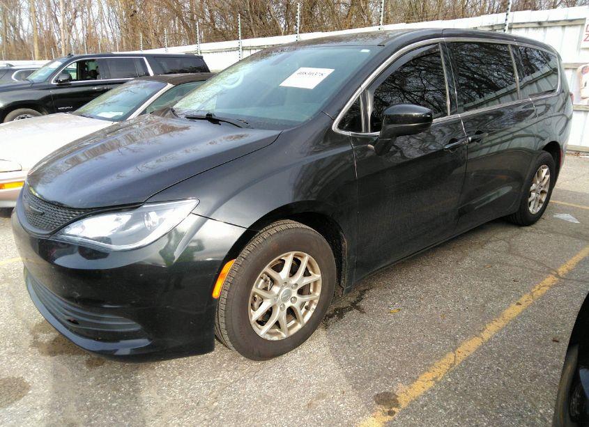 Photo 2 of 2019 Chrysler Pacifica LX (VIN 2C4RC1CG4KR508512)