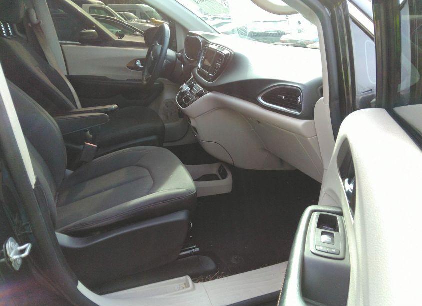 Photo 5 of 2019 Chrysler Pacifica LX (VIN 2C4RC1CG4KR508512)