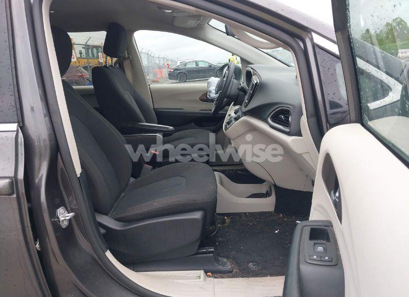 Photo 5 of 2022 Chrysler Voyager LX (VIN 2C4RC1CG4NR229873)