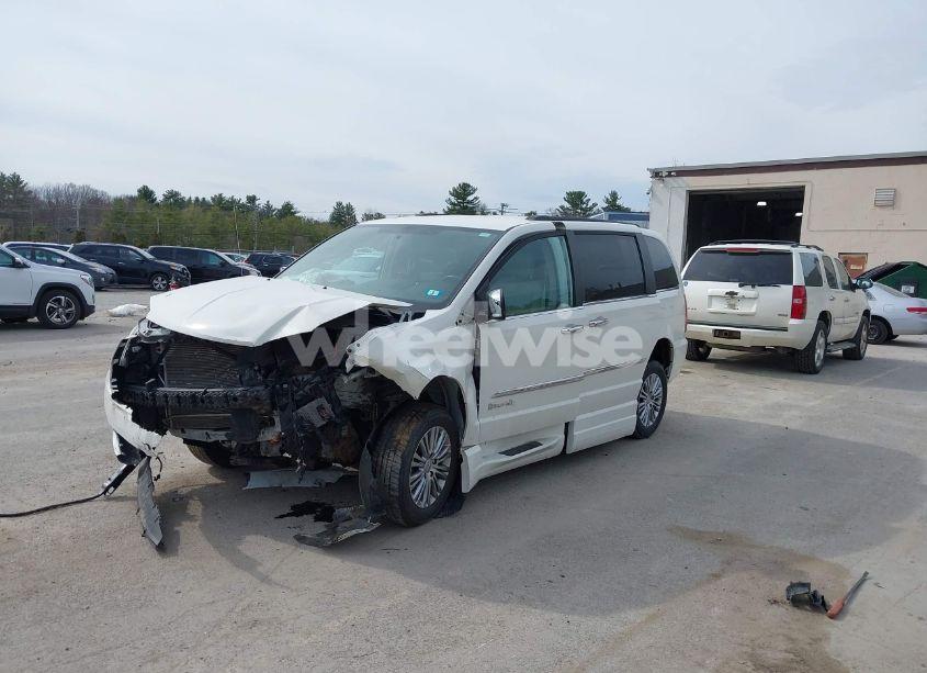 Photo 2 of 2013 Chrysler Town & COUNTRY TOURING-L (VIN 2C4RC1CG5DR711069)