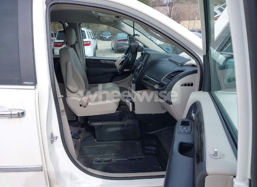 Photo 5 of 2013 Chrysler Town & COUNTRY TOURING-L (VIN 2C4RC1CG5DR711069)