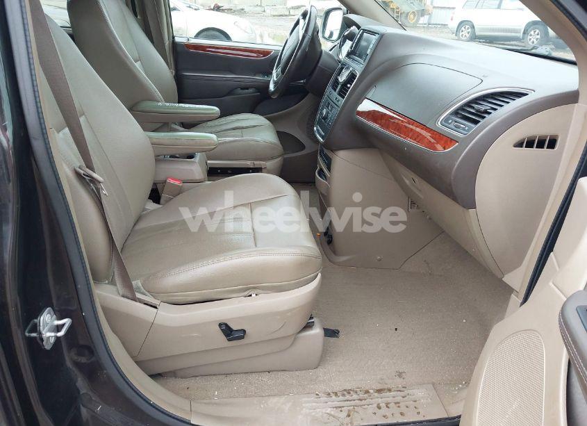 Photo 5 of 2014 Chrysler Town & COUNTRY TOURING-L (VIN 2C4RC1CG5ER378194)