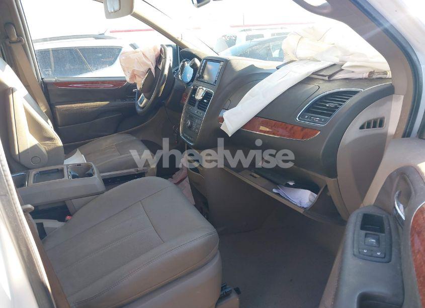 Photo 5 of 2015 Chrysler Town & COUNTRY TOURING-L (VIN 2C4RC1CG5FR728019)