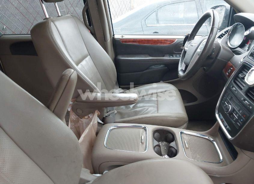 Photo 5 of 2016 Chrysler Town & COUNTRY TOURING-L ANNIVERSARY EDITION (VIN 2C4RC1CG5GR166771)