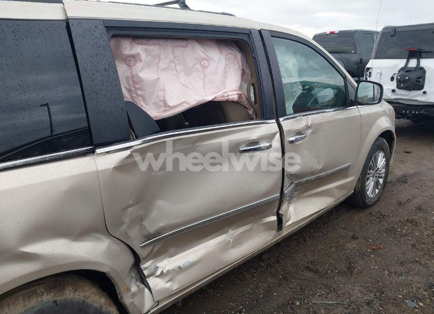 Photo 6 of 2016 Chrysler Town & COUNTRY TOURING-L ANNIVERSARY EDITION (VIN 2C4RC1CG5GR166771)