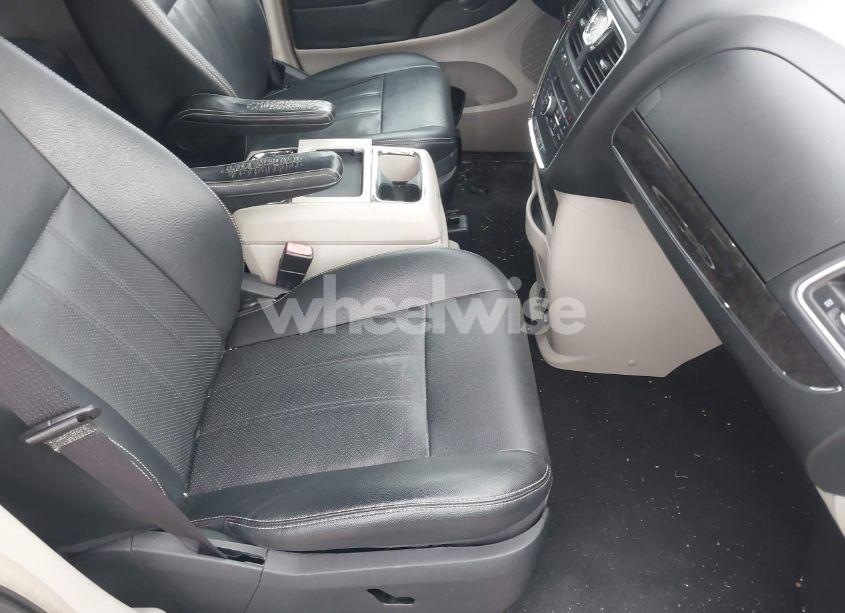 Photo 5 of 2016 Chrysler Town & COUNTRY TOURING-L ANNIVERSARY EDITION (VIN 2C4RC1CG5GR188401)