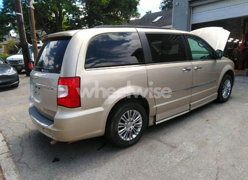Photo 4 of 2013 Chrysler Town & COUNTRY TOURING-L (VIN 2C4RC1CG6DR542342)