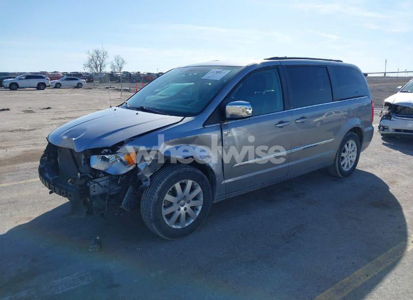 Photo 2 of 2013 Chrysler Town & COUNTRY TOURING-L (VIN 2C4RC1CG6DR650928)