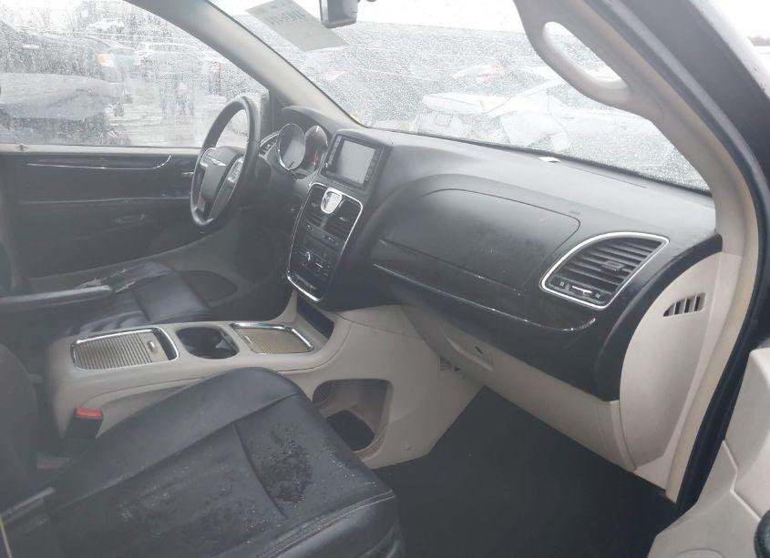 Photo 5 of 2014 Chrysler Town & COUNTRY TOURING-L (VIN 2C4RC1CG6ER421229)