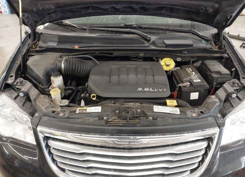 Photo 10 of 2015 Chrysler Town & COUNTRY TOURING-L (VIN 2C4RC1CG6FR644226)