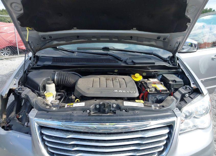 Photo 10 of 2016 Chrysler Town & COUNTRY TOURING-L ANNIVERSARY EDITION (VIN 2C4RC1CG6GR239422)