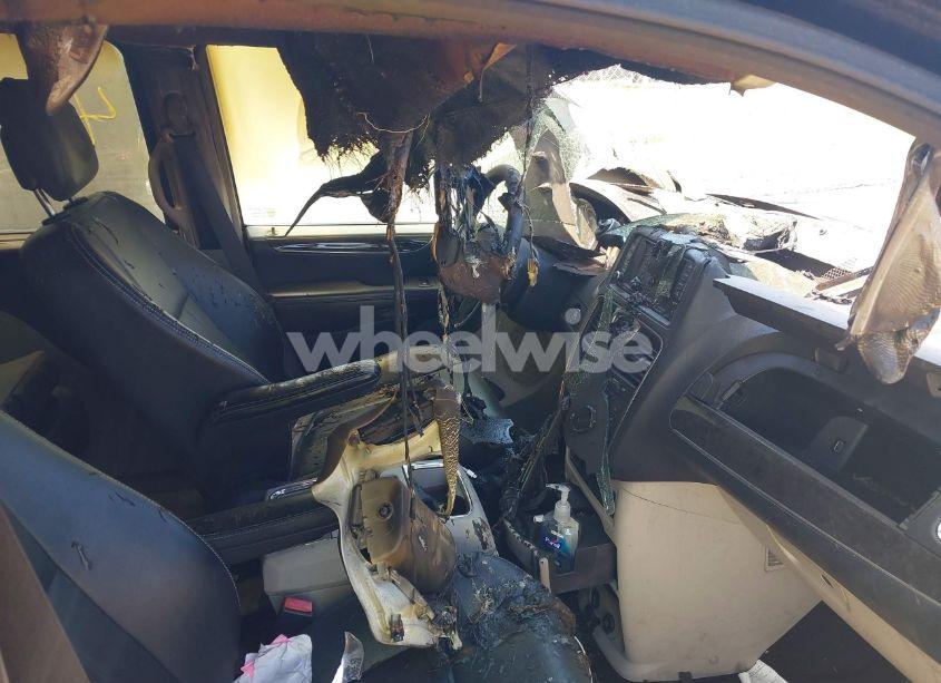 Photo 5 of 2016 Chrysler Town & COUNTRY TOURING-L (VIN 2C4RC1CG6GR248203)