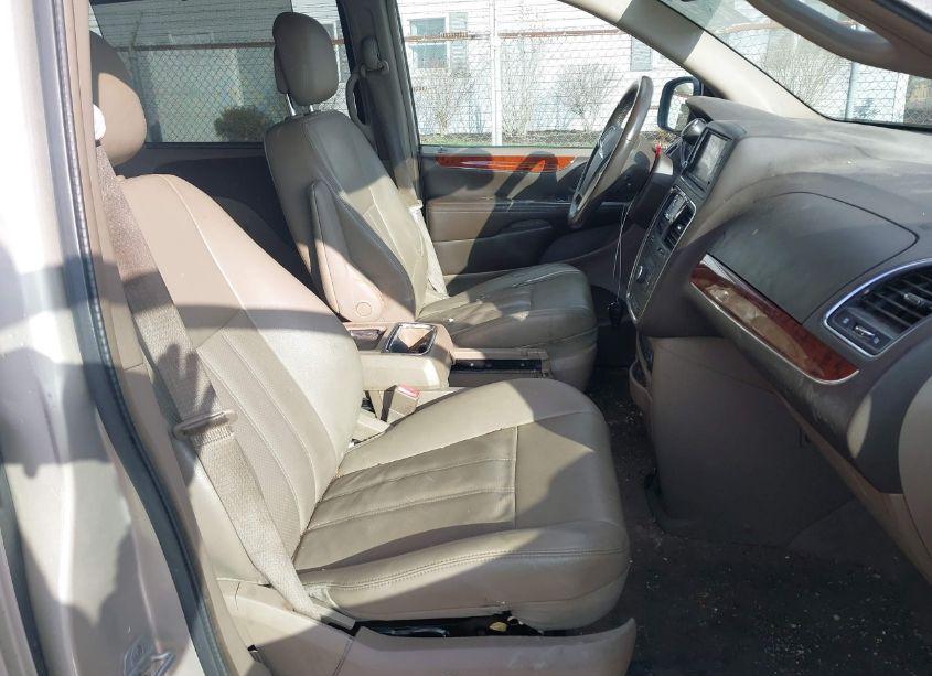 Photo 5 of 2013 Chrysler Town & COUNTRY TOURING-L (VIN 2C4RC1CG7DR511827)