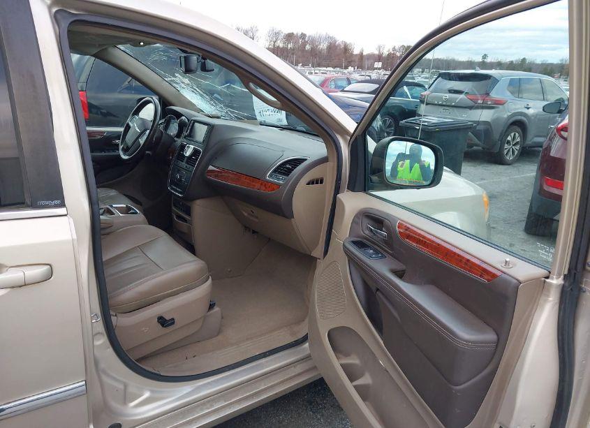 Photo 5 of 2014 Chrysler Town & COUNTRY TOURING-L (VIN 2C4RC1CG7ER165733)