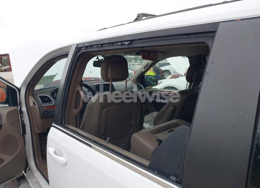 Photo 6 of 2014 Chrysler Town & COUNTRY TOURING-L (VIN 2C4RC1CG7ER460427)