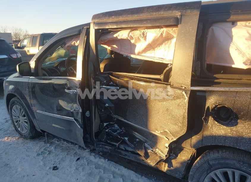 Photo 15 of 2016 Chrysler Town & COUNTRY TOURING-L ANNIVERSARY EDITION (VIN 2C4RC1CG7GR104112)