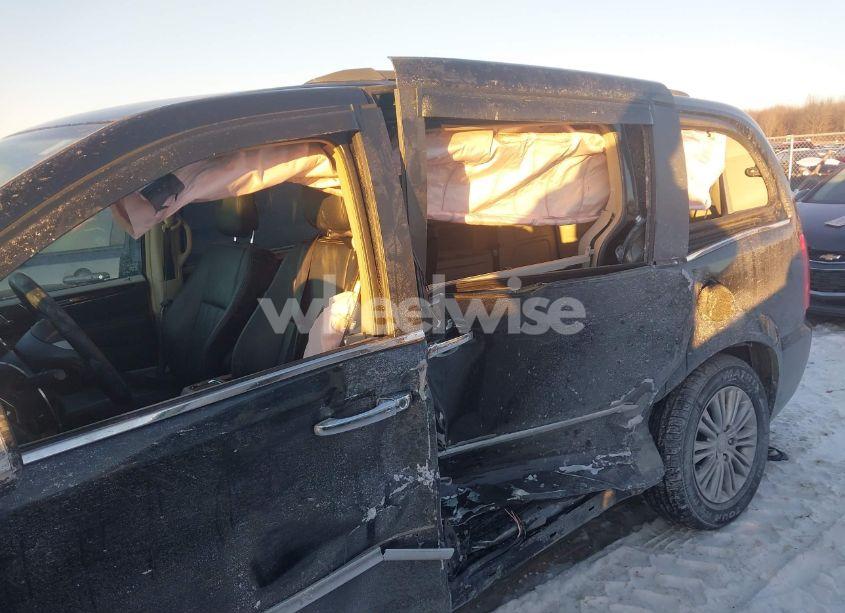 Photo 6 of 2016 Chrysler Town & COUNTRY TOURING-L ANNIVERSARY EDITION (VIN 2C4RC1CG7GR104112)