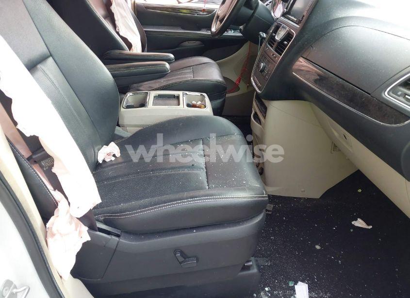 Photo 5 of 2016 Chrysler Town & COUNTRY TOURING-L ANNIVERSARY EDITION (VIN 2C4RC1CG7GR189162)