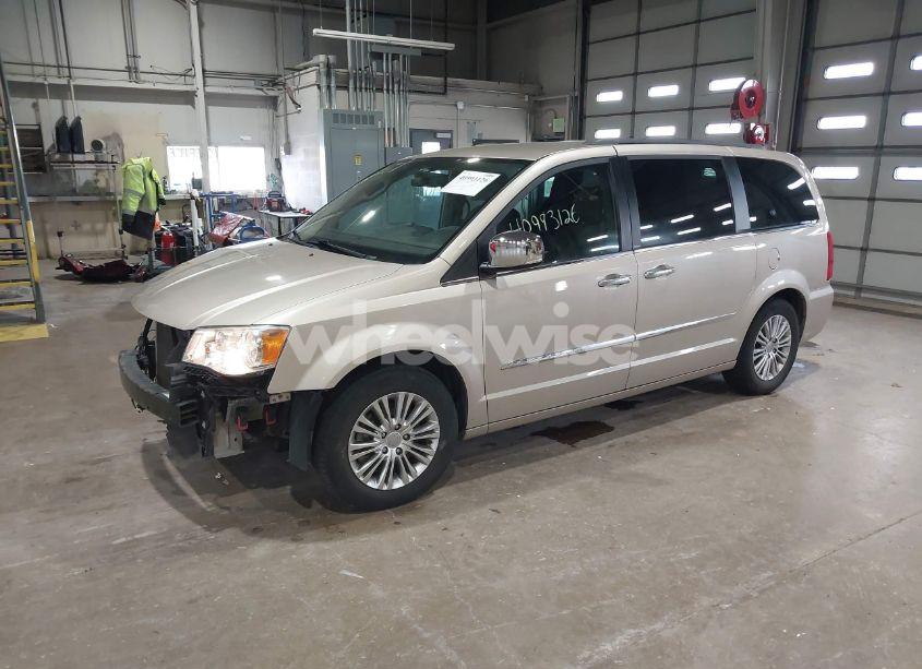 Photo 2 of 2013 Chrysler Town & COUNTRY TOURING-L (VIN 2C4RC1CG8DR595981)