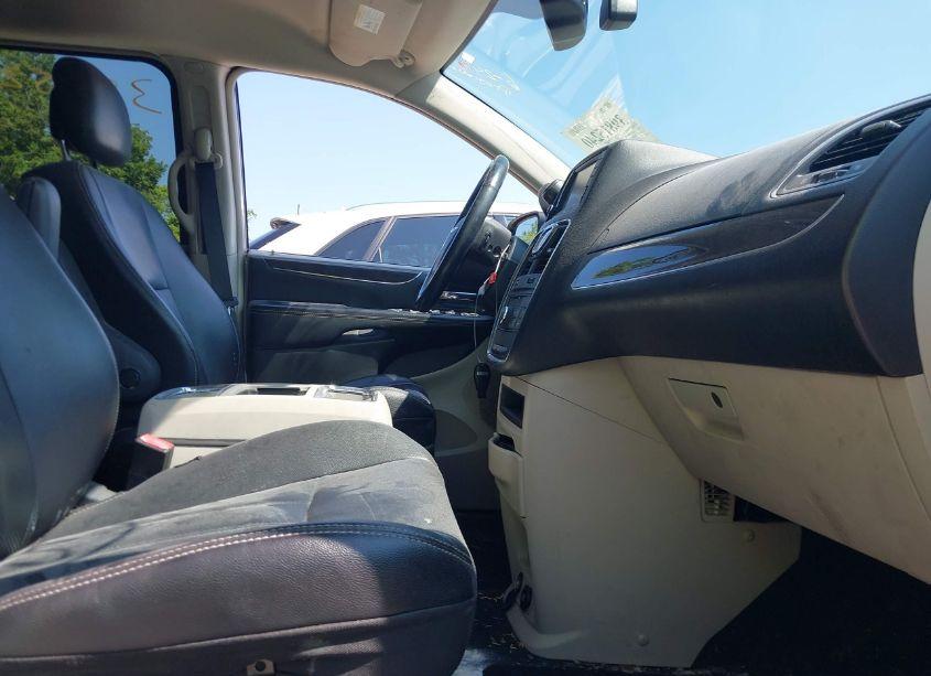 Photo 5 of 2014 Chrysler Town & COUNTRY TOURING-L (VIN 2C4RC1CG8ER303649)