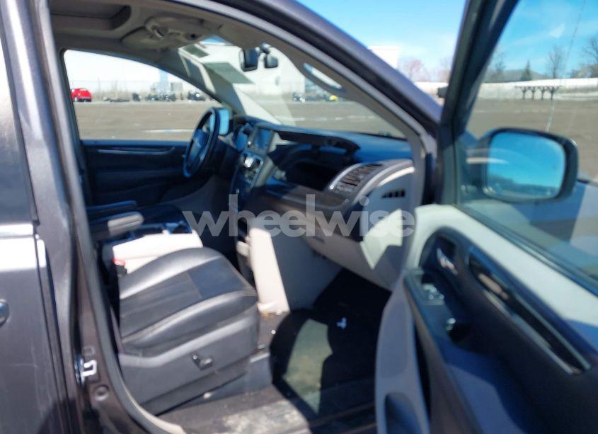 Photo 5 of 2016 Chrysler Town & COUNTRY TOURING-L ANNIVERSARY EDITION (VIN 2C4RC1CG8GR200864)