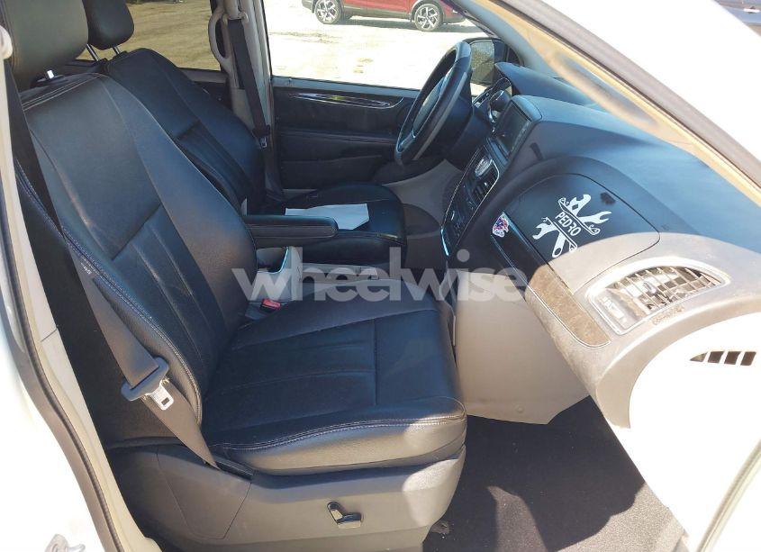 Photo 5 of 2016 Chrysler Town & COUNTRY TOURING-L (VIN 2C4RC1CG8GR240541)