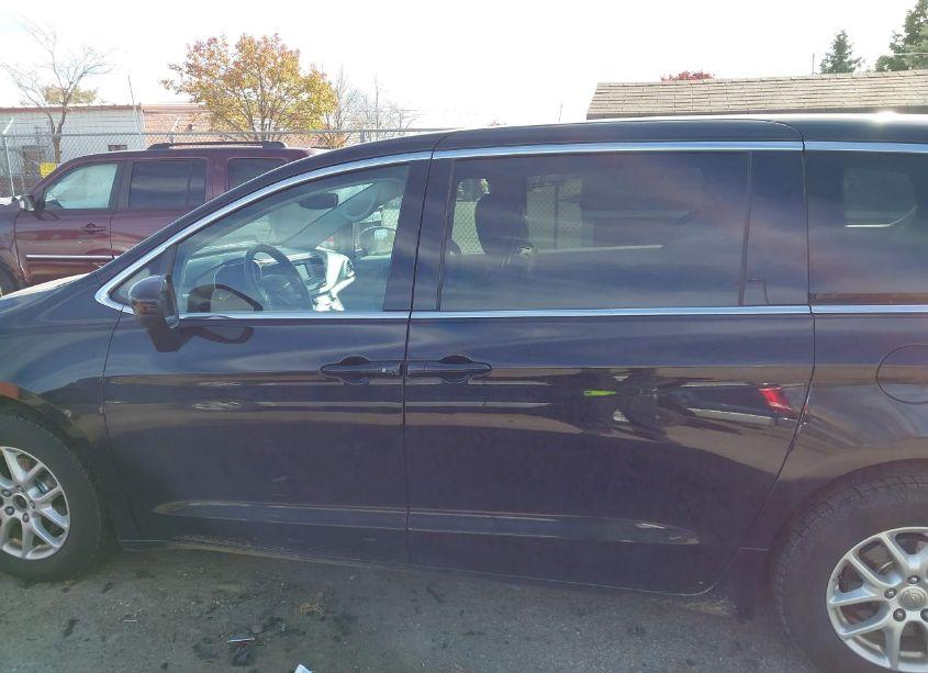 Photo 14 of 2017 Chrysler Pacifica LX (VIN 2C4RC1CG8HR657482)