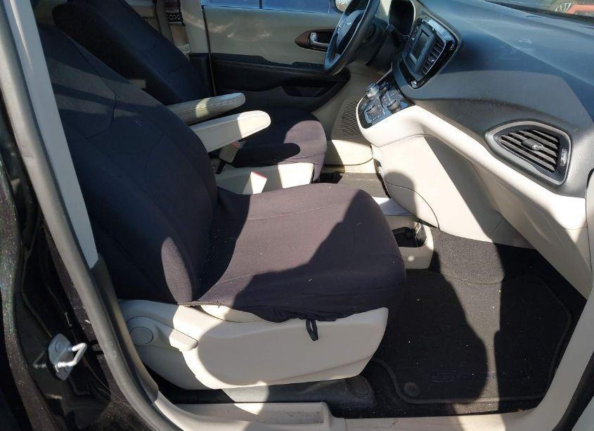 Photo 5 of 2017 Chrysler Pacifica LX (VIN 2C4RC1CG8HR657482)