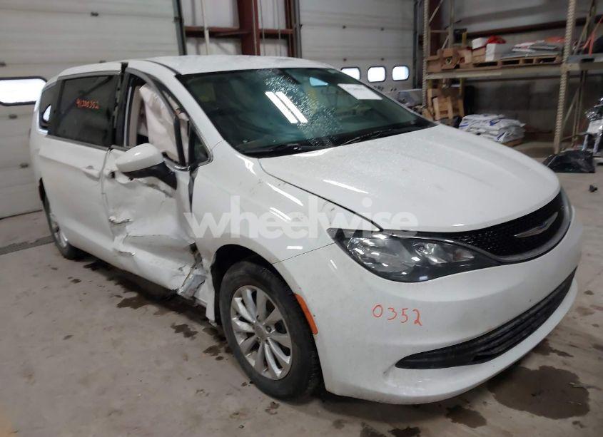 2018 Chrysler Pacifica LX (VIN 2C4RC1CG8JR171342) main photo