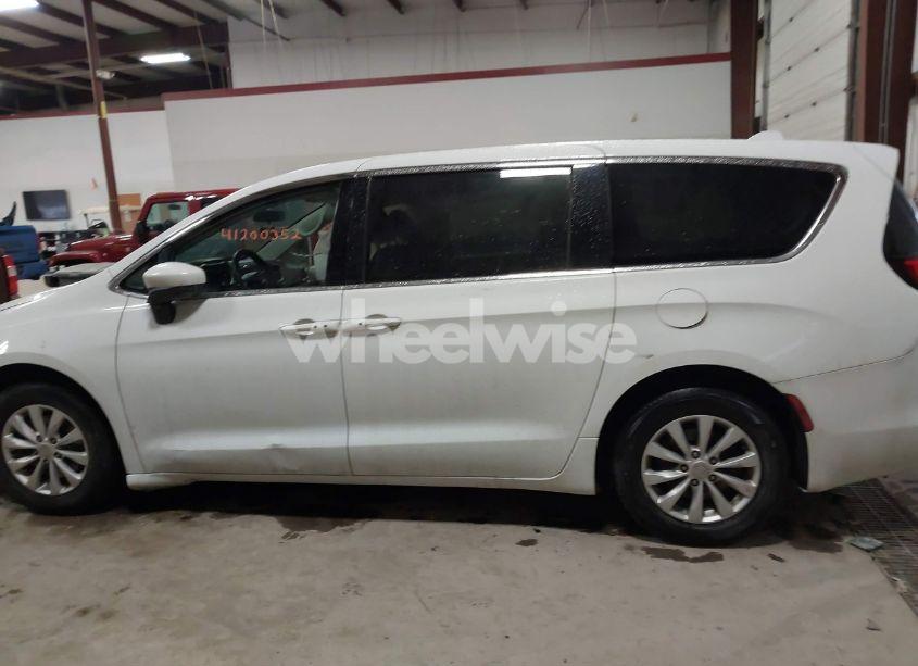 Photo 14 of 2018 Chrysler Pacifica LX (VIN 2C4RC1CG8JR171342)