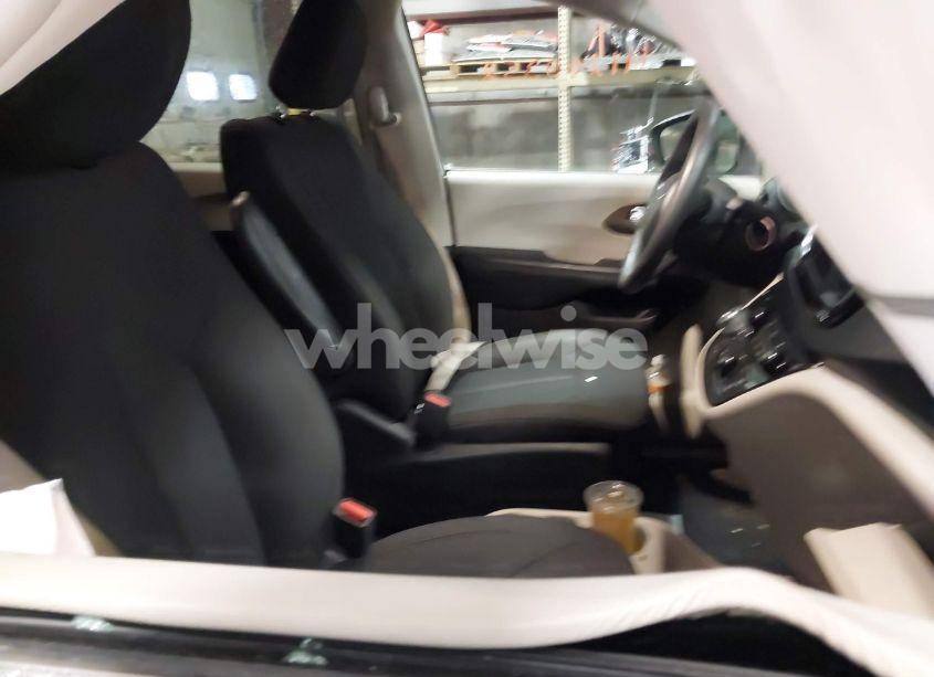 Photo 5 of 2018 Chrysler Pacifica LX (VIN 2C4RC1CG8JR171342)