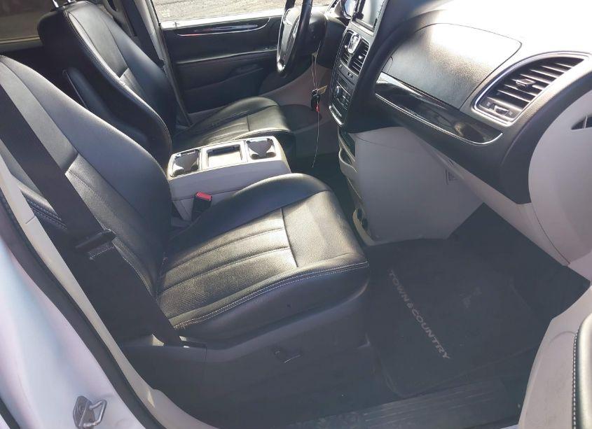 Photo 5 of 2014 Chrysler Town & COUNTRY TOURING-L (VIN 2C4RC1CG9ER143975)