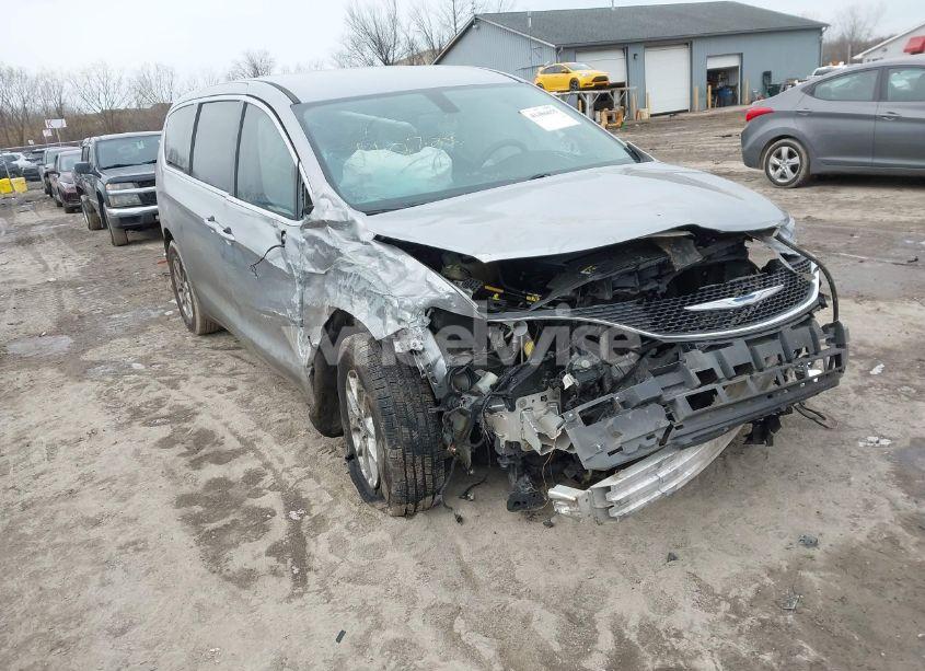2018 Chrysler Pacifica LX (VIN 2C4RC1CG9JR130055) main photo