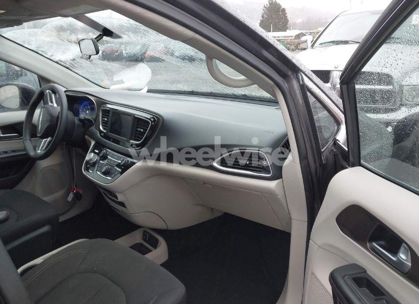 Photo 5 of 2018 Chrysler Pacifica LX (VIN 2C4RC1CG9JR158731)