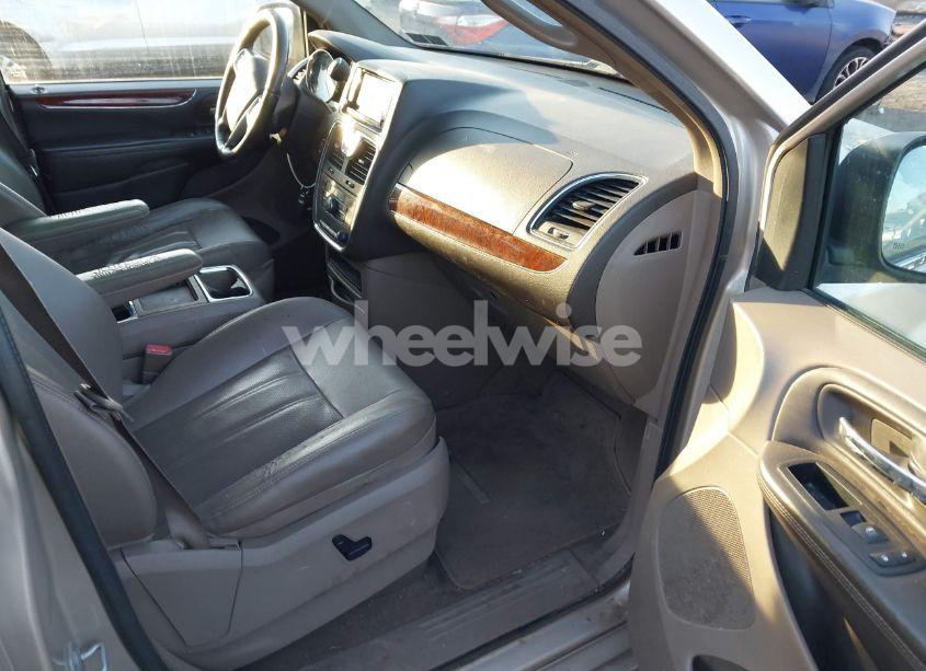 Photo 5 of 2014 Chrysler Town & COUNTRY TOURING-L (VIN 2C4RC1CGXER191906)