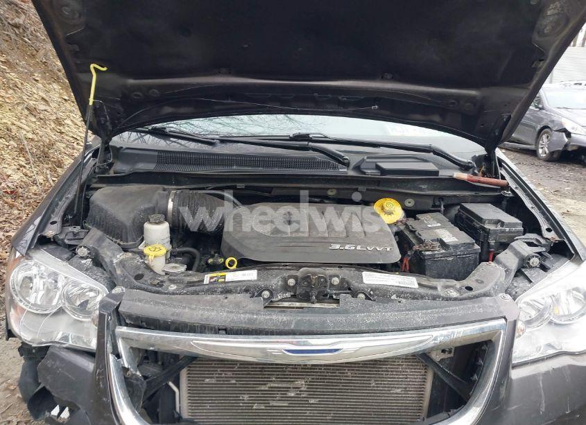 Photo 10 of 2015 Chrysler Town & COUNTRY TOURING-L (VIN 2C4RC1CGXFR731384)