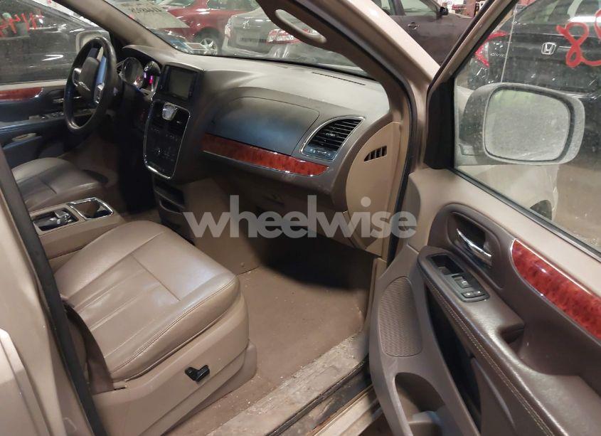 Photo 5 of 2015 Chrysler Town & COUNTRY TOURING-L (VIN 2C4RC1CGXFR754602)