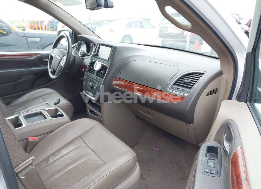 Photo 5 of 2016 Chrysler Town & COUNTRY TOURING-L ANNIVERSARY EDITION (VIN 2C4RC1CGXGR302974)