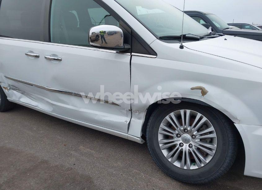 Photo 6 of 2016 Chrysler Town & COUNTRY TOURING-L ANNIVERSARY EDITION (VIN 2C4RC1CGXGR302974)