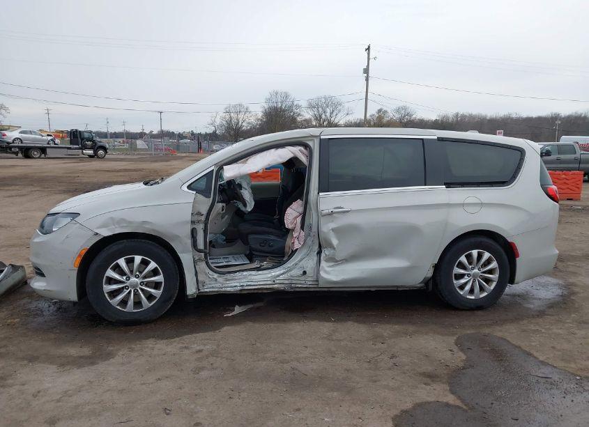 Photo 15 of 2017 Chrysler Pacifica TOURING (VIN 2C4RC1DG0HR552546)