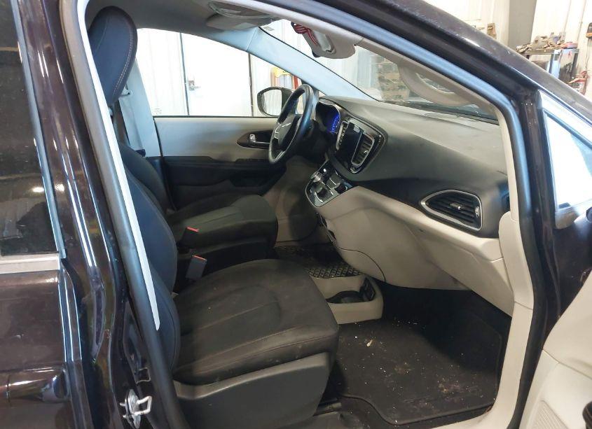 Photo 5 of 2017 Chrysler Pacifica TOURING (VIN 2C4RC1DG0HR571534)