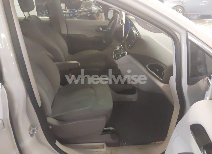 Photo 5 of 2017 Chrysler Pacifica TOURING (VIN 2C4RC1DG0HR695092)