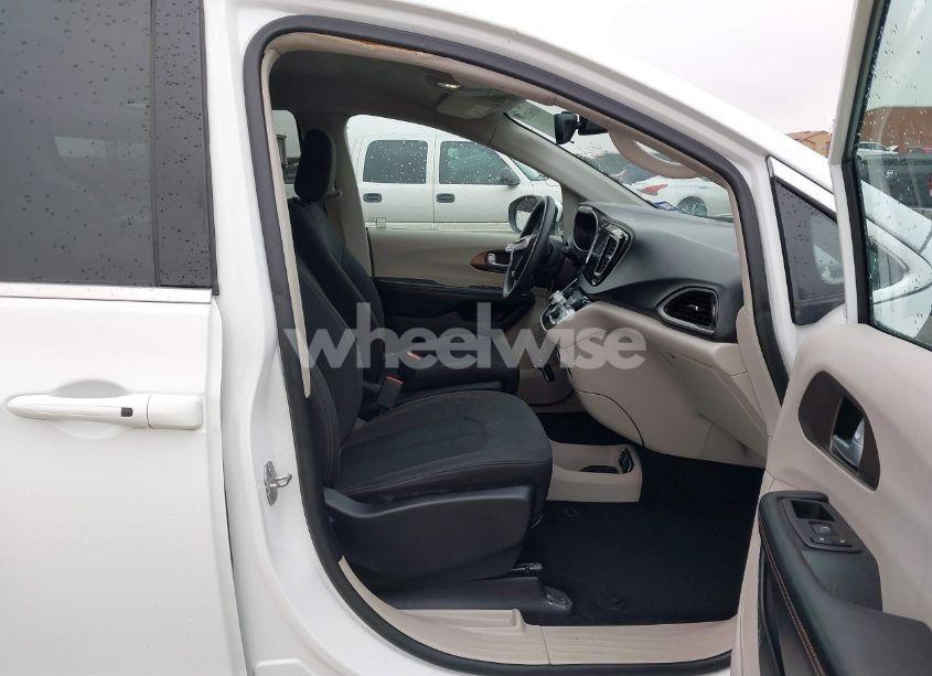 Photo 5 of 2017 Chrysler Pacifica TOURING (VIN 2C4RC1DG1HR840463)