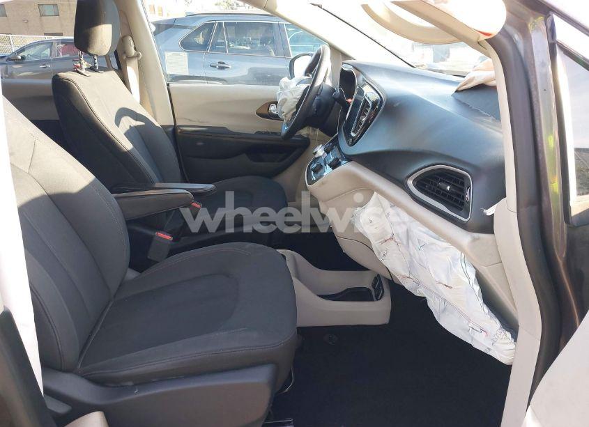 Photo 5 of 2019 Chrysler Pacifica TOURING (VIN 2C4RC1DG1KR700792)