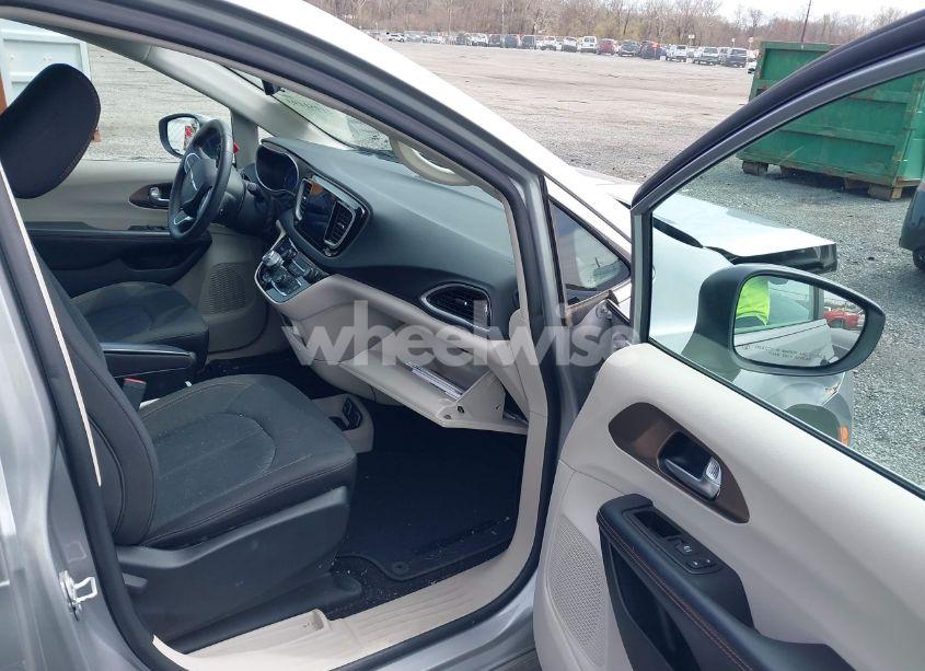 Photo 5 of 2017 Chrysler Pacifica TOURING (VIN 2C4RC1DG2HR708960)