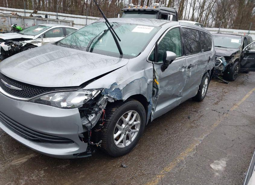 Photo 2 of 2019 Chrysler Pacifica TOURING (VIN 2C4RC1DG2KR638562)