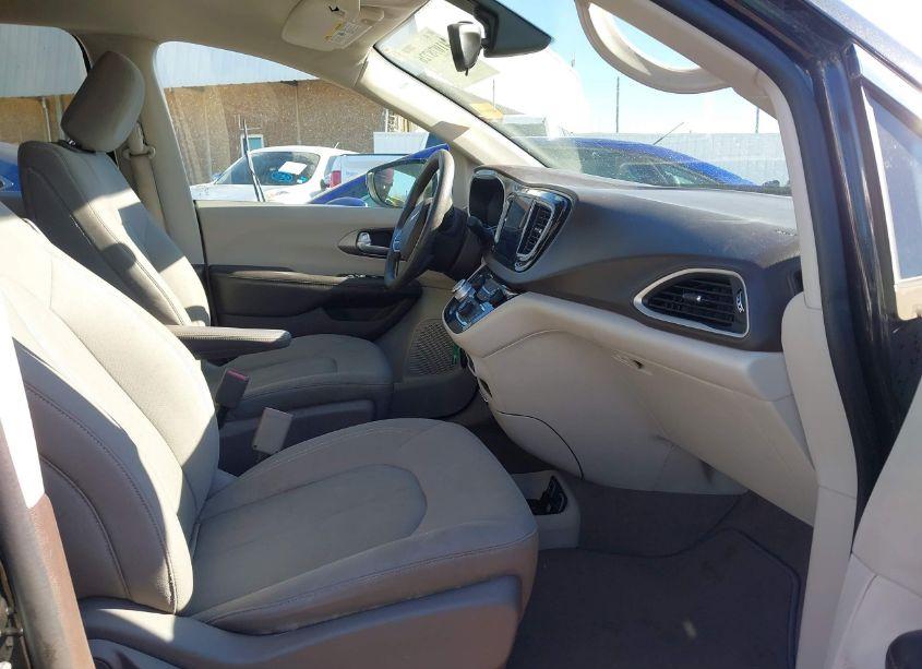 Photo 5 of 2017 Chrysler Pacifica TOURING (VIN 2C4RC1DG3HR502417)