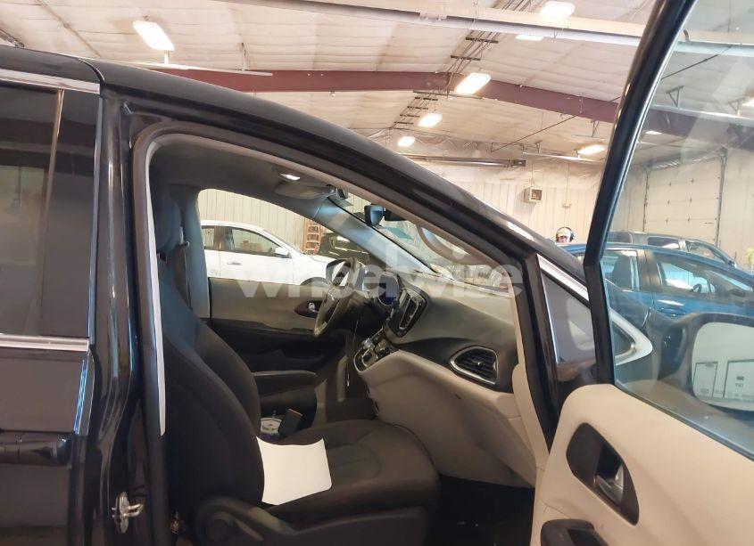 Photo 5 of 2017 Chrysler Pacifica TOURING (VIN 2C4RC1DG3HR571477)