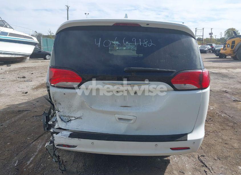 Photo 16 of 2018 Chrysler Pacifica TOURING (VIN 2C4RC1DG5JR129953)