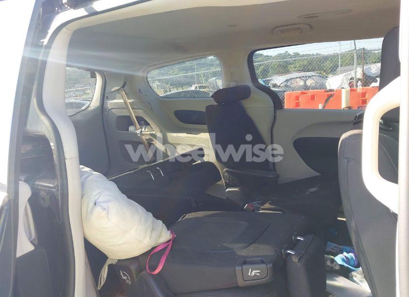 Photo 8 of 2017 Chrysler Pacifica TOURING (VIN 2C4RC1DG7HR705522)